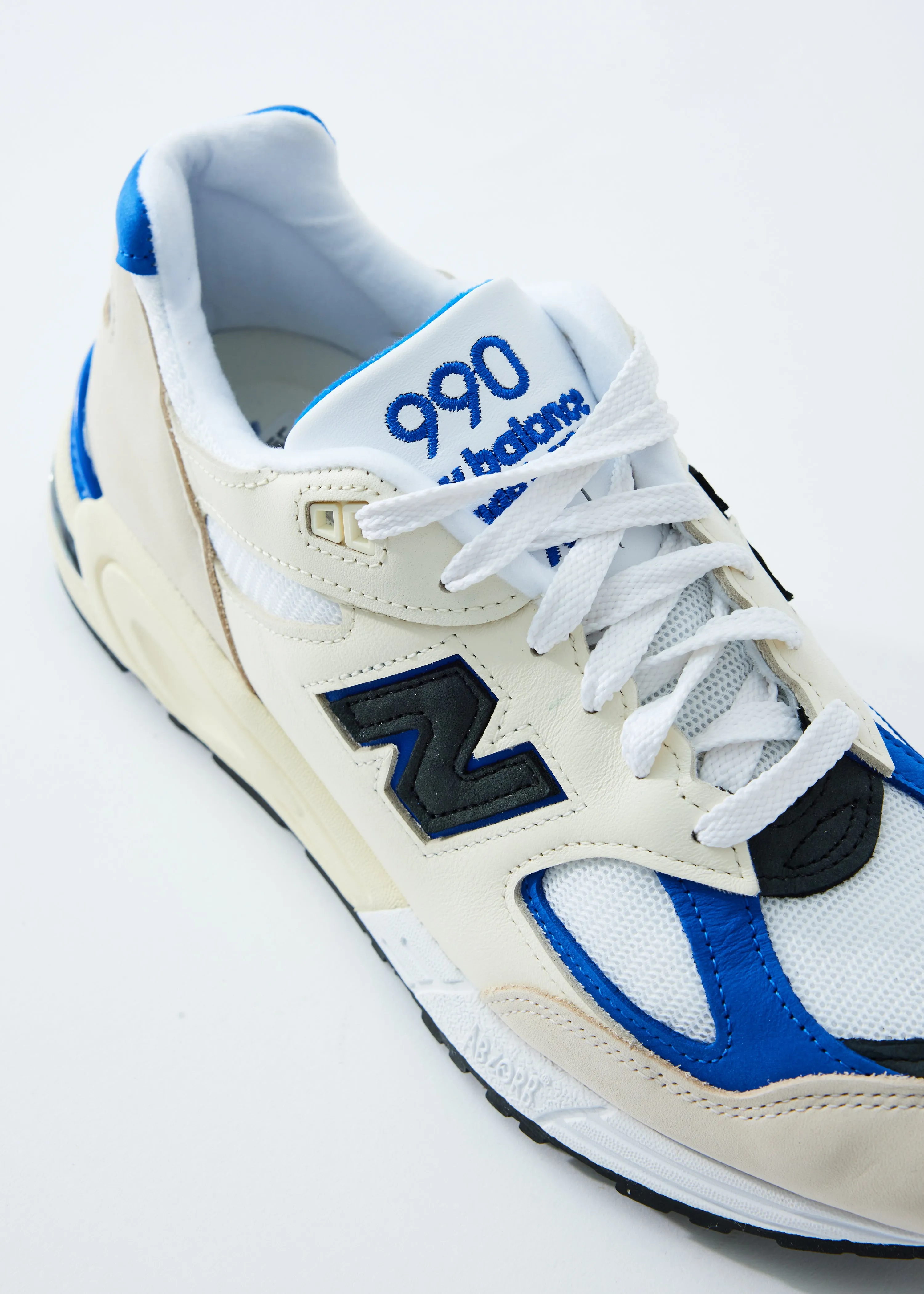 990v2 Sneakers